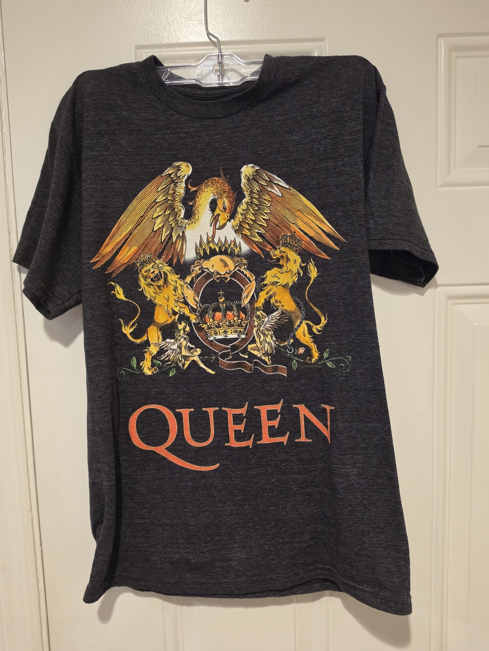 Que Dark Gray Tee with Gold and Orange Crest